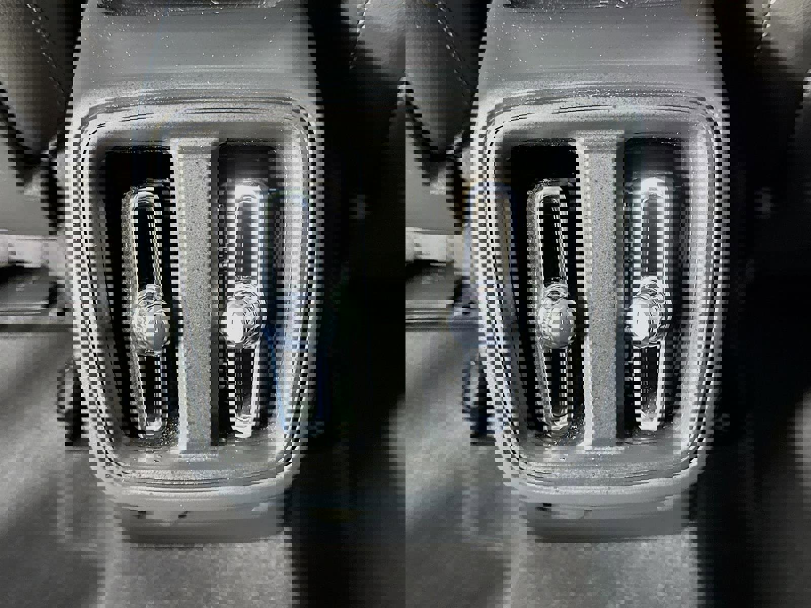 Used 2023 Volvo XC40 B4 Ultimate image 28