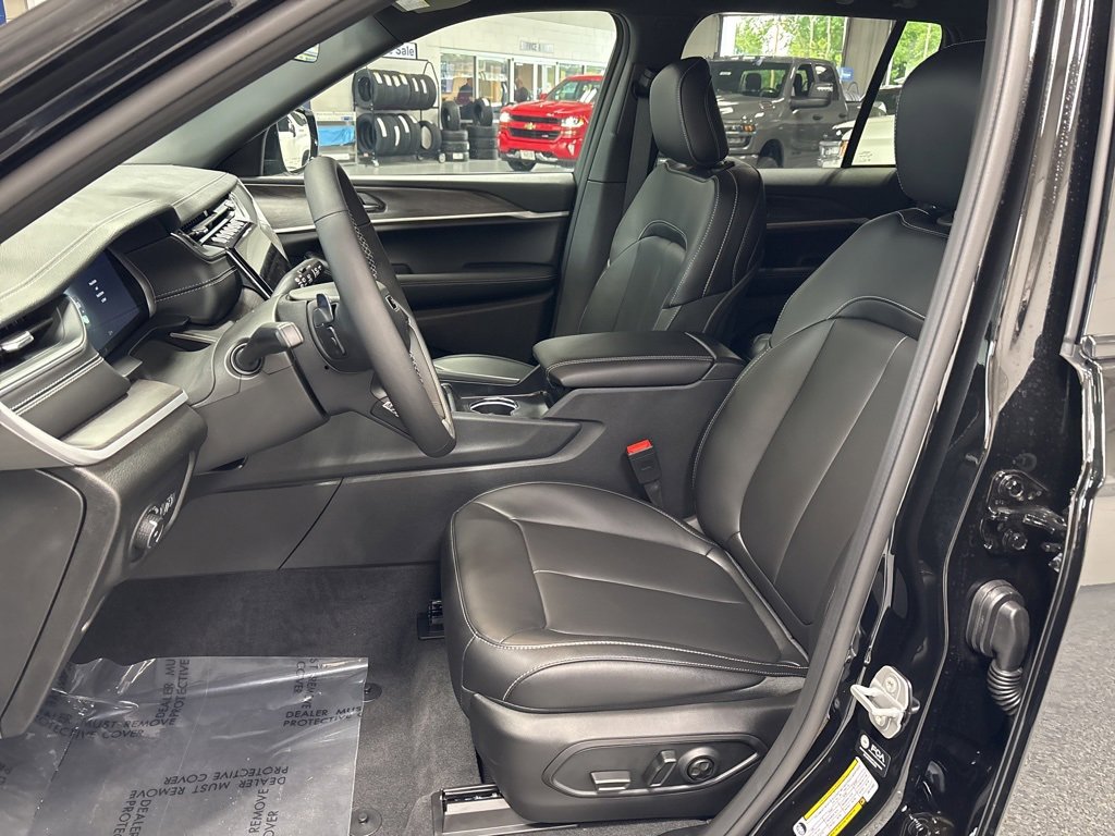 New 2025 Jeep Grand Cherokee Limited w/ Black Appearance Package image 9