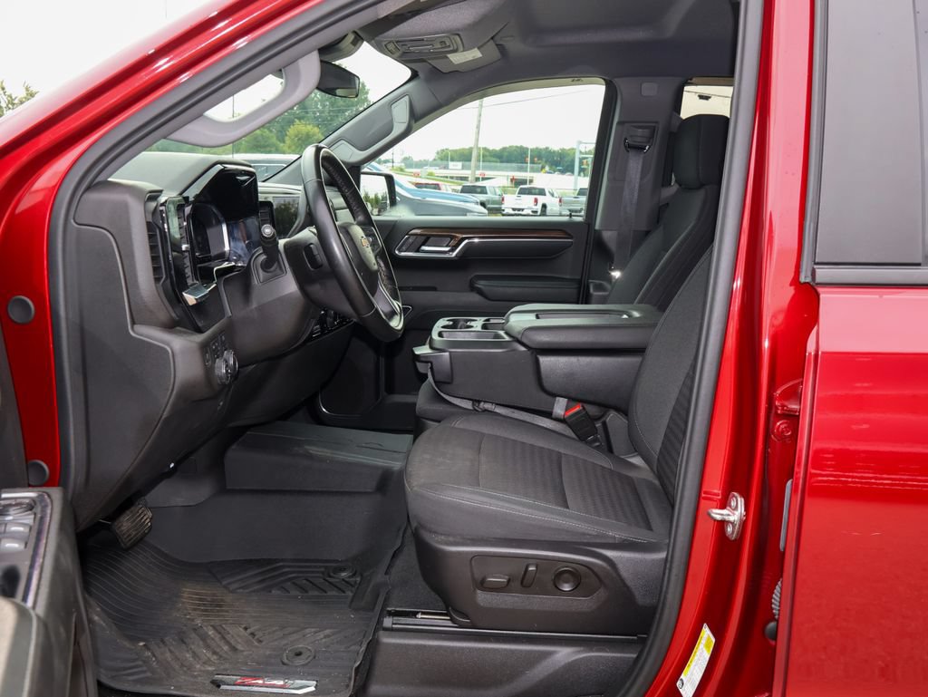 Used 2024 Chevrolet Silverado 1500 LT AWD/4WD image 8