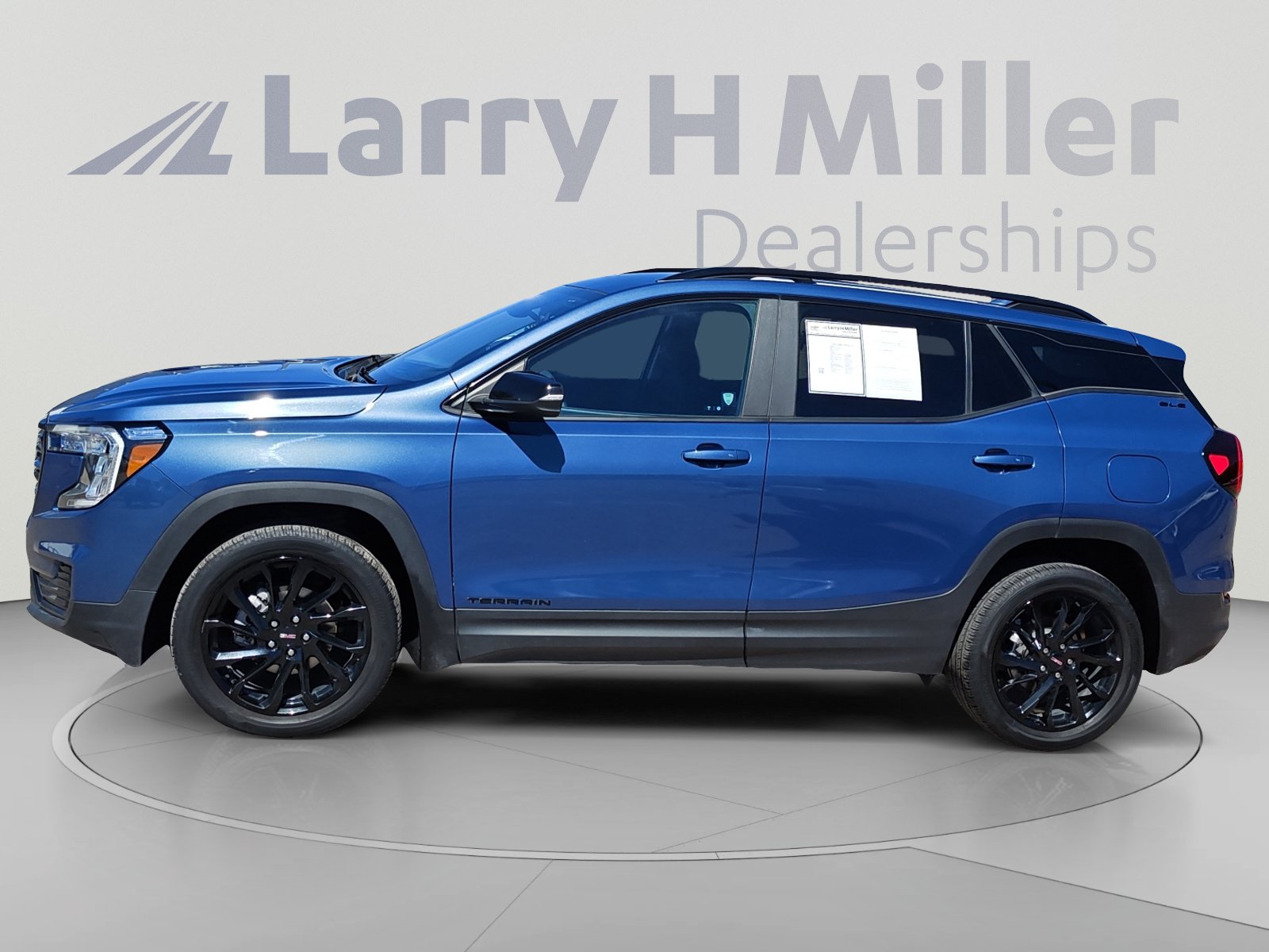 Used 2024 GMC Terrain SLE w/ Driver Convenience Package AWD/4WD image 2