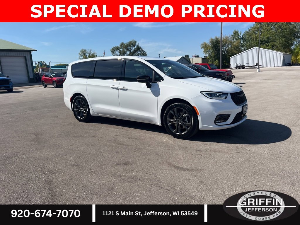 New 2026 Chrysler Pacifica Select image 9