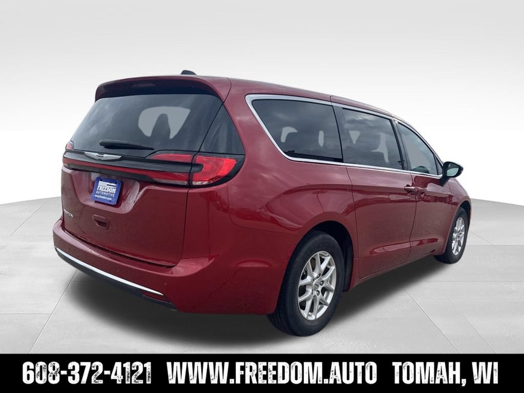 Used 2025 Chrysler Pacifica Select FWD image 9