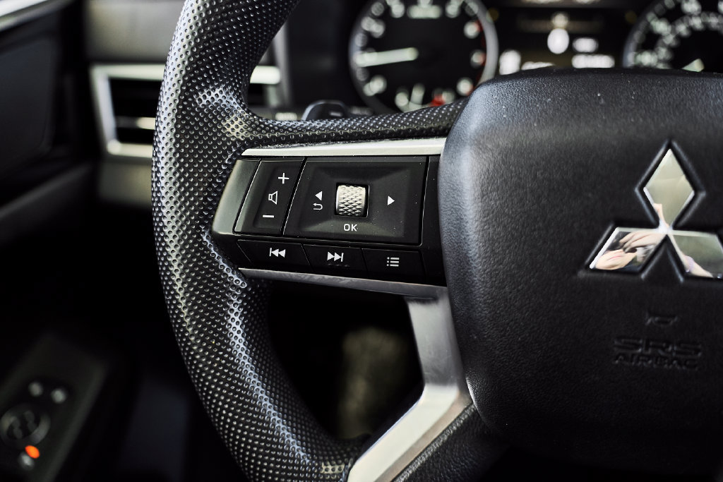 Used 2025 Mitsubishi Outlander ES FWD image 18