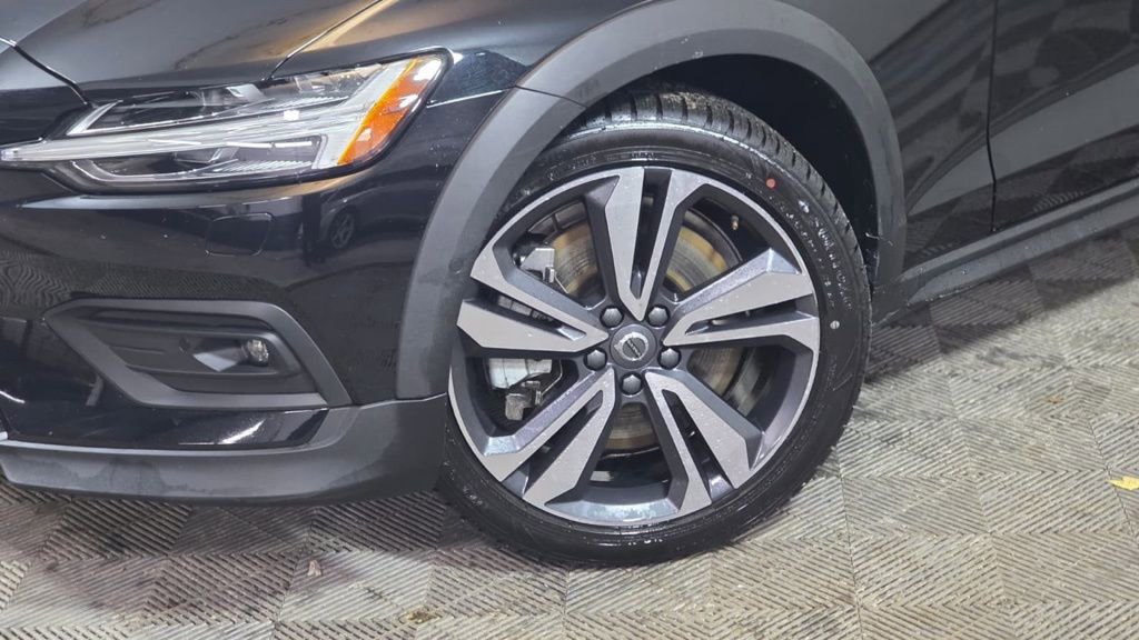 Used 2025 Volvo V60 B5 Cross Country Plus image 2