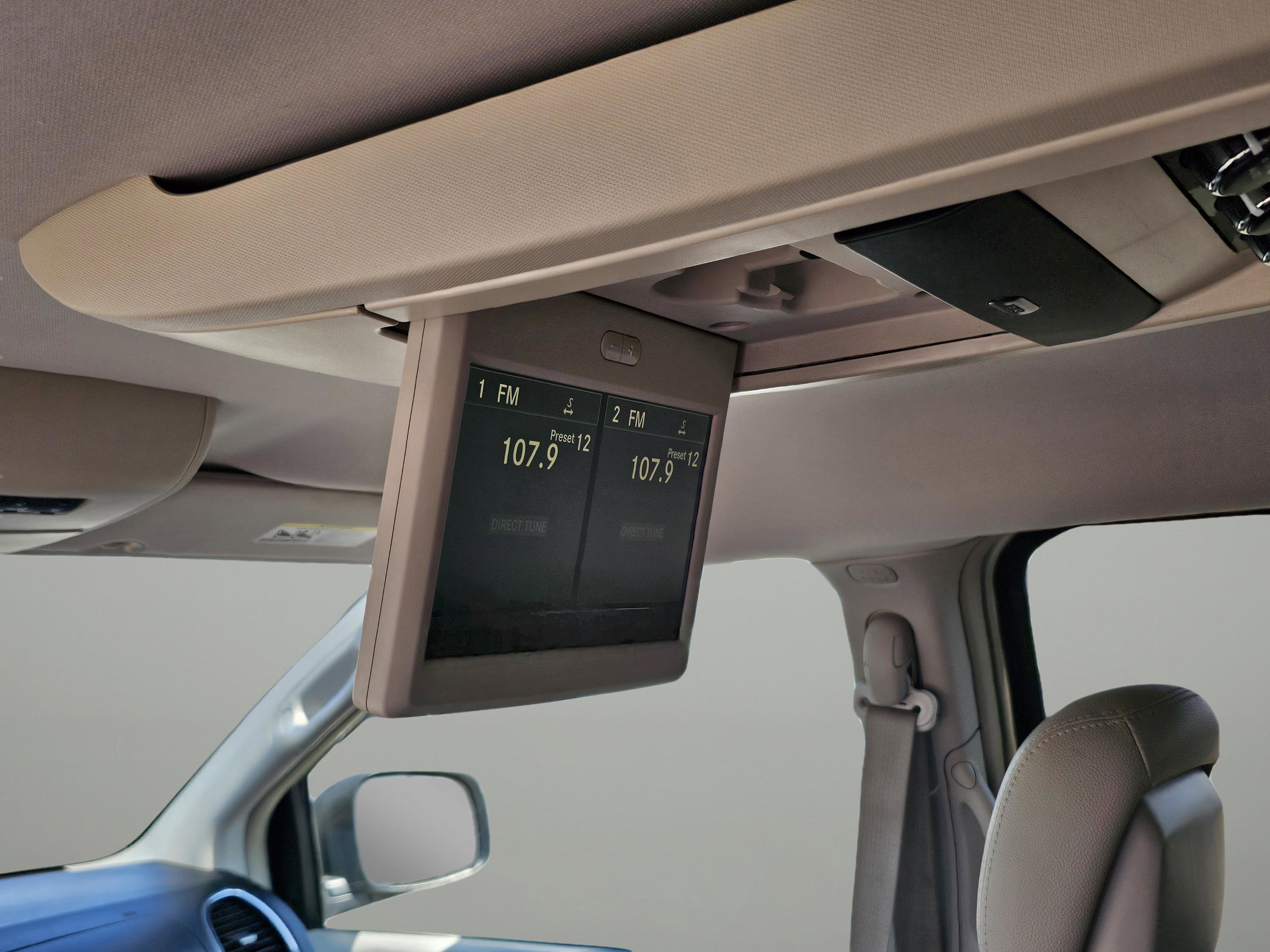 Used 2013 Chrysler Town & Country Touring image 15