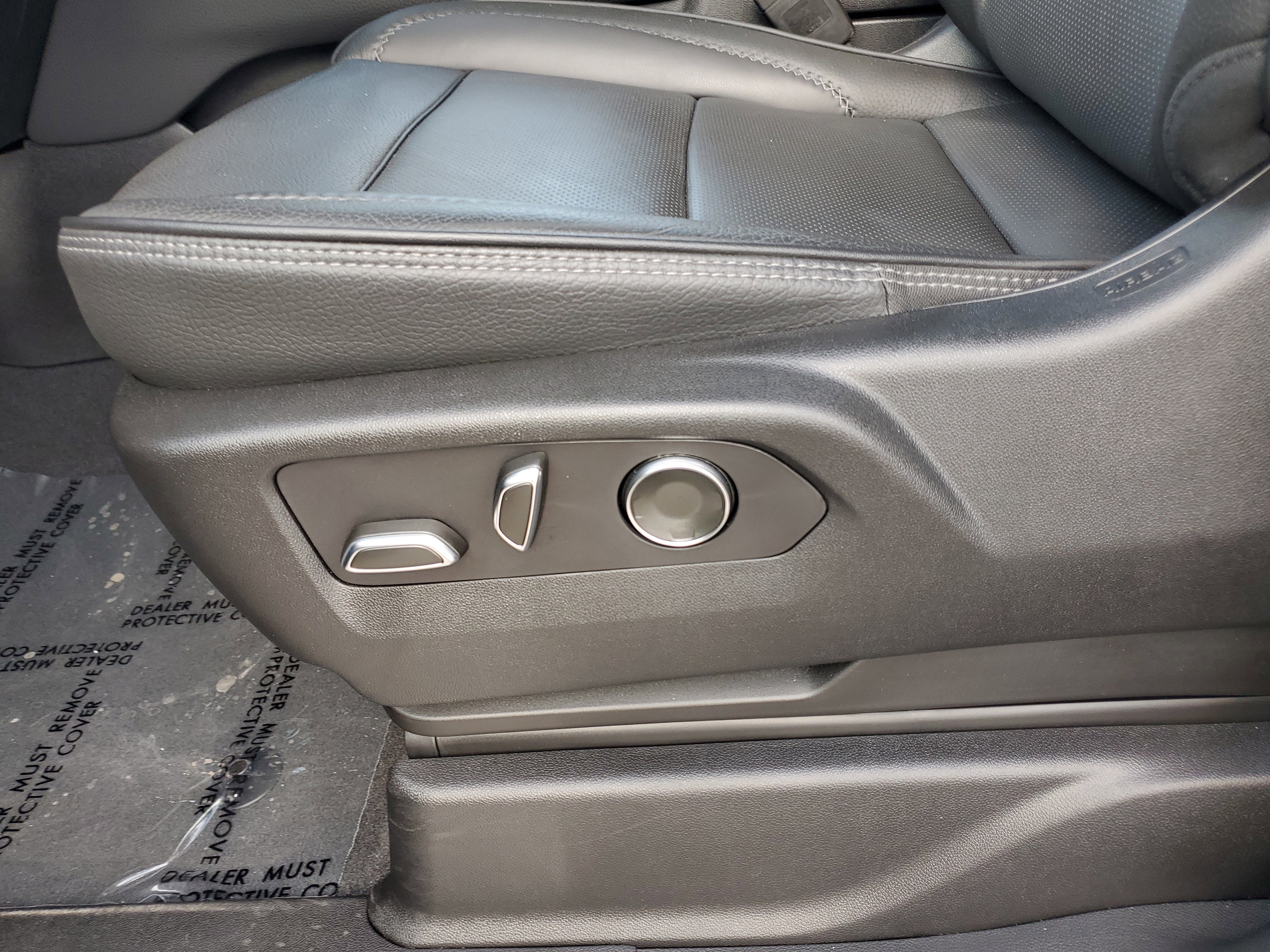 Used 2023 GMC Yukon Denali w/ Advanced Technology Package image 14