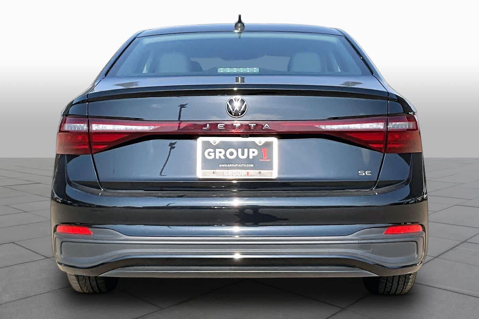 Used 2025 Volkswagen Jetta SE FWD image 4