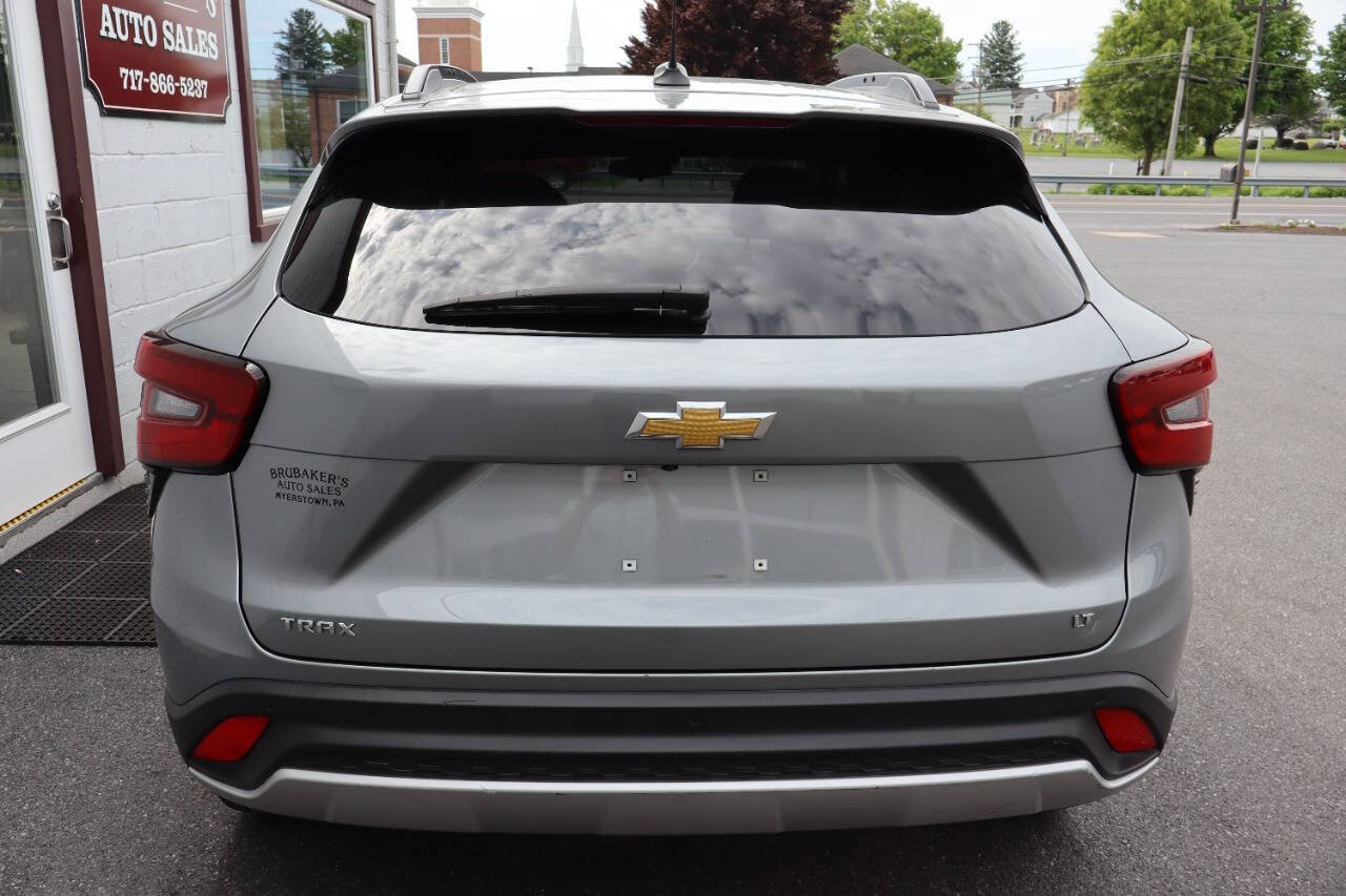 Used 2025 Chevrolet Trax LT w/ Driver Confidence Package FWD image 3