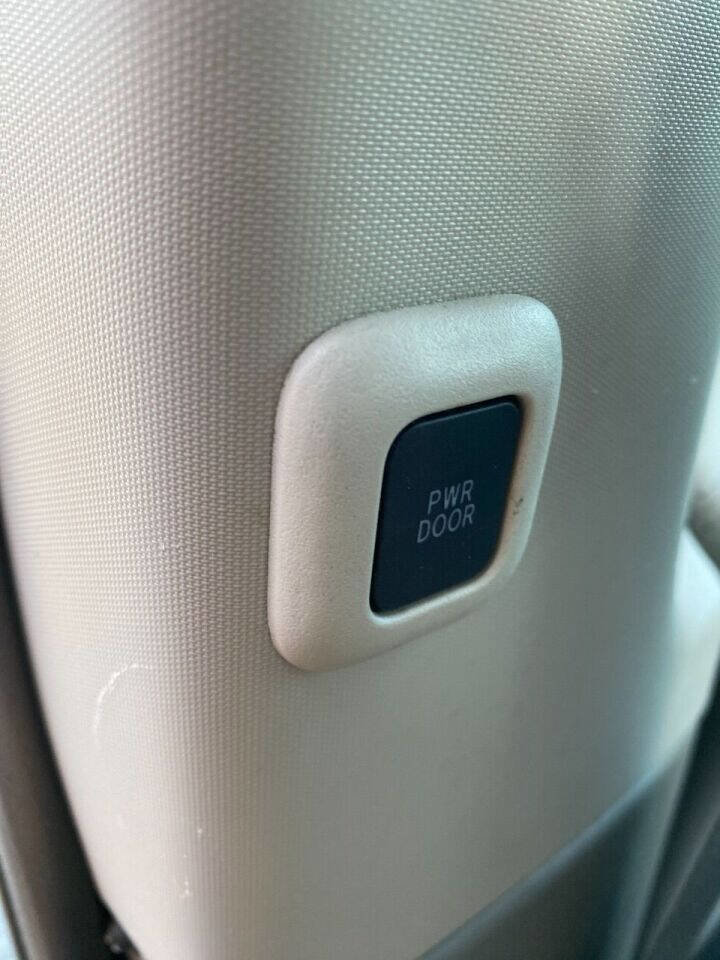 Used 2013 Toyota Sienna XLE w/ Premium Pkg image 27