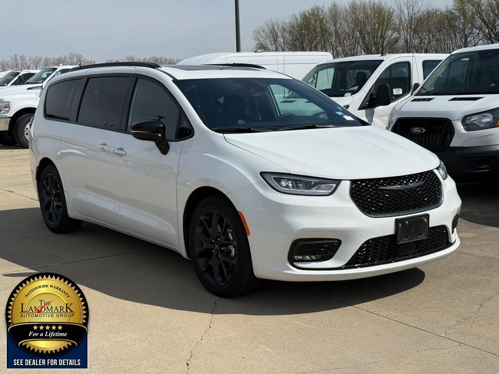 Used 2025 Chrysler Pacifica Limited FWD image 3