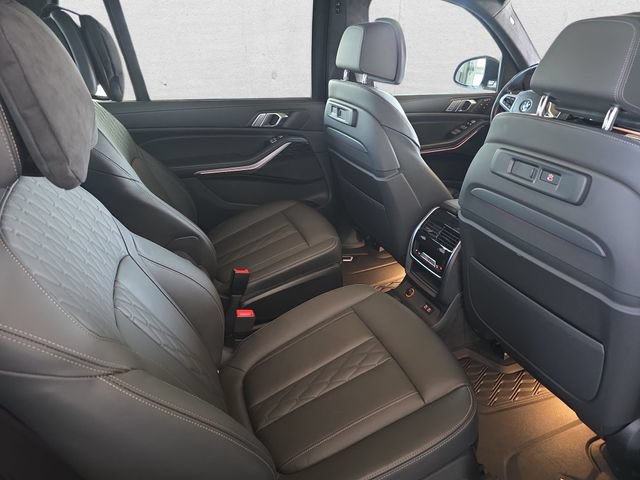 Used 2022 BMW X7 xDrive40i w/ M Sport Package AWD/4WD image 11