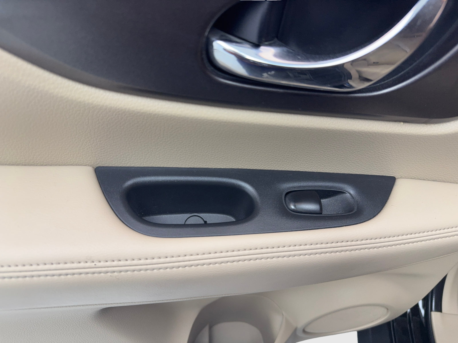 Used 2015 Nissan Rogue S FWD image 45