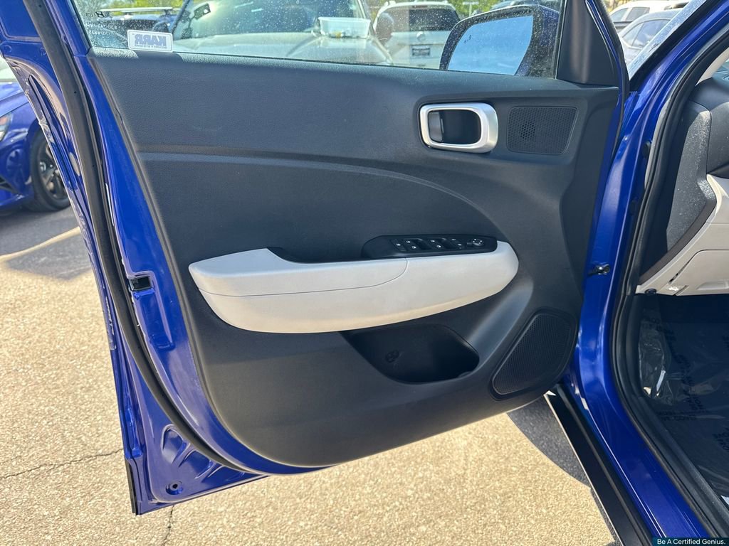 Certified 2023 Hyundai Venue SEL image 25