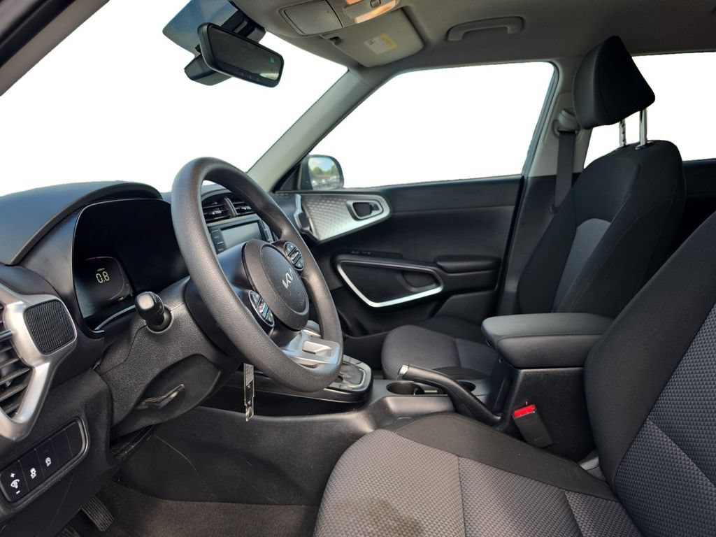 Used 2025 Kia Soul LX FWD image 12