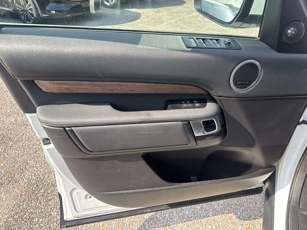 Used 2017 Land Rover Discovery HSE image 21