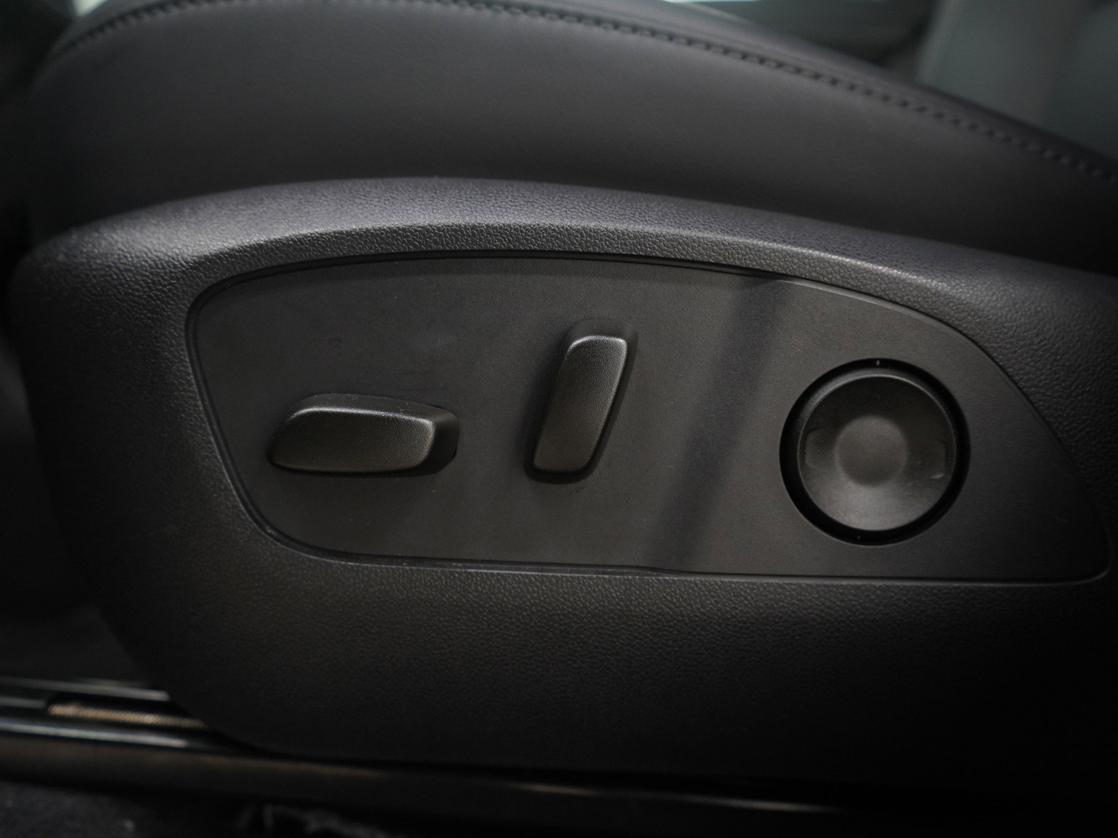 Used 2025 GMC Acadia Elevation w/ Elevation Premium Package image 25