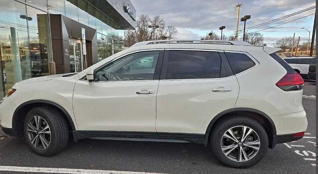 Used 2019 Nissan Rogue SV w/ Sun & Sound Touring Package image 2