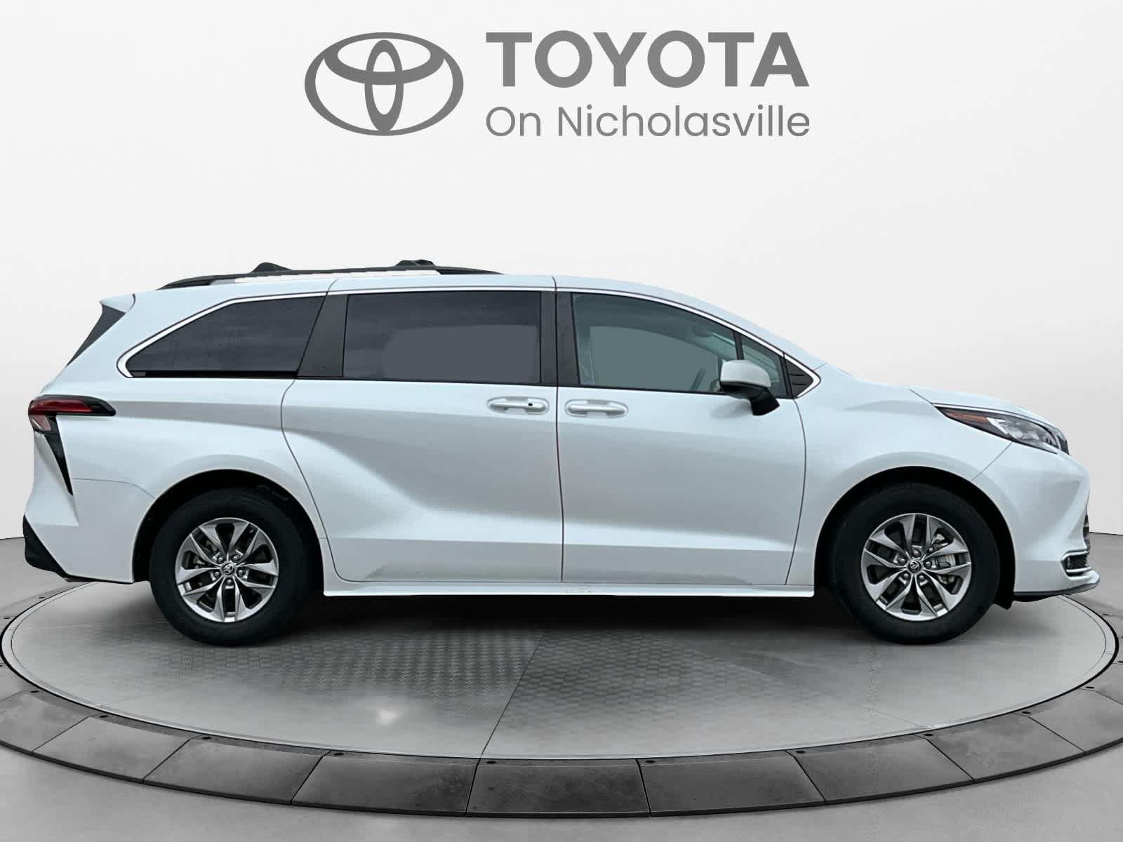 Used 2022 Toyota Sienna XLE FWD image 6