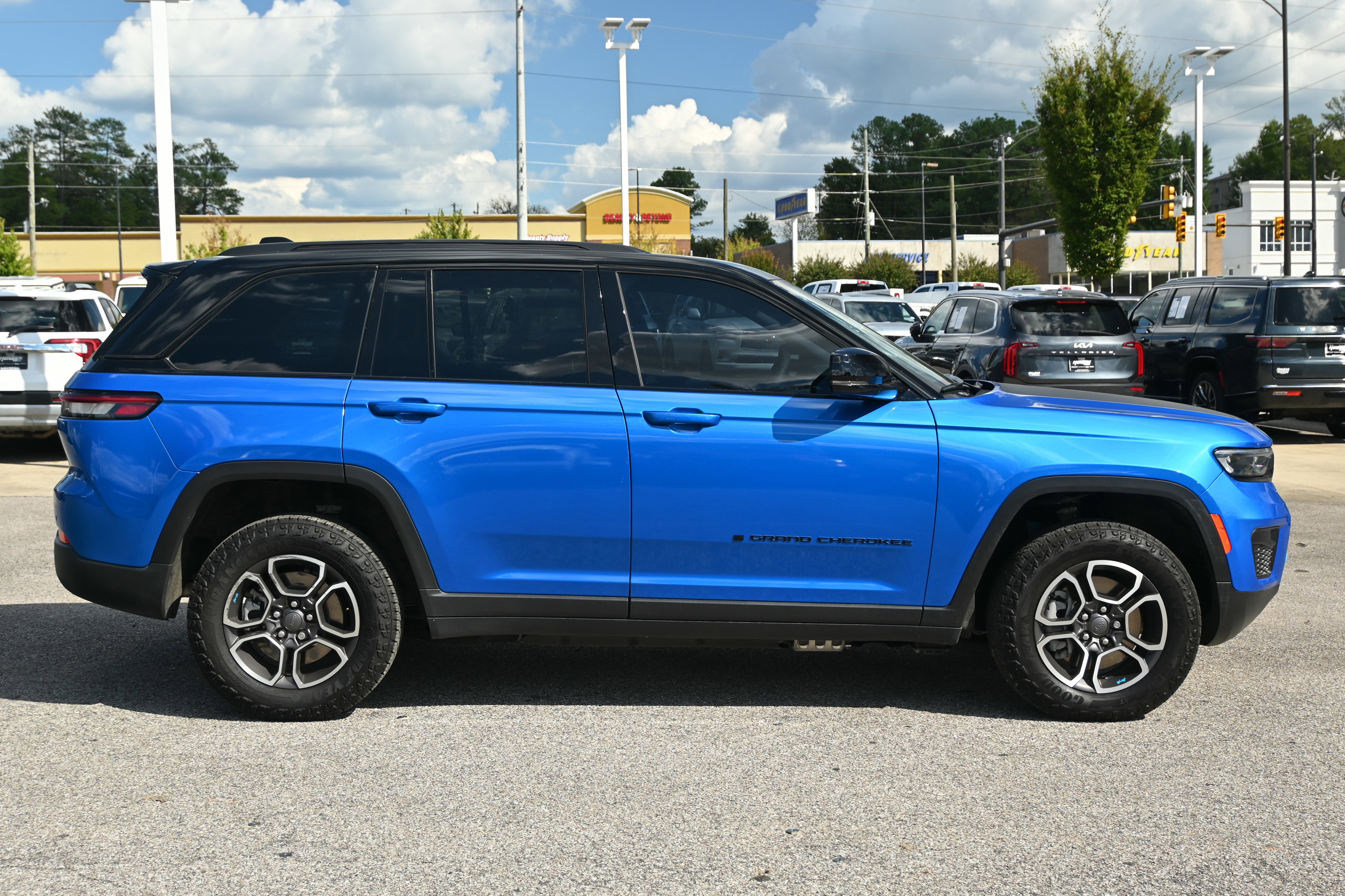 Used 2024 Jeep Grand Cherokee Trailhawk w/ Luxury Tech Group III image 16