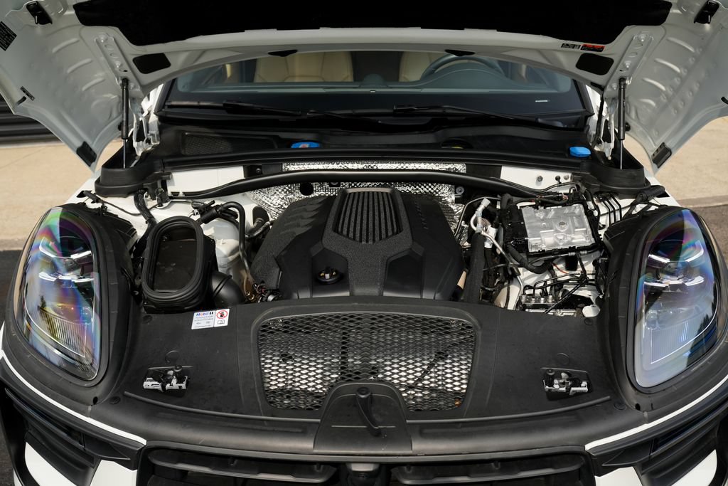 Certified 2024 Porsche Macan AWD/4WD image 10