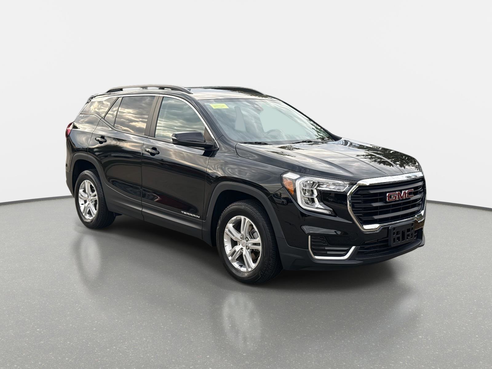 Used 2022 GMC Terrain SLE w/ Driver Convenience Package image 3