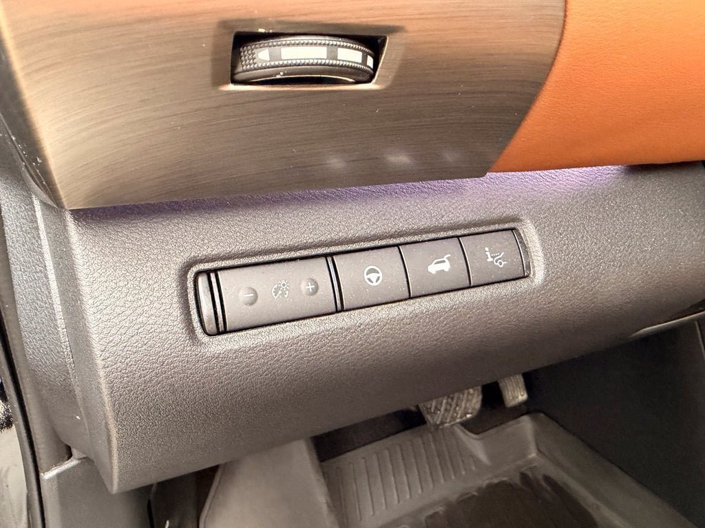Used 2024 Nissan Pathfinder Platinum AWD/4WD image 22