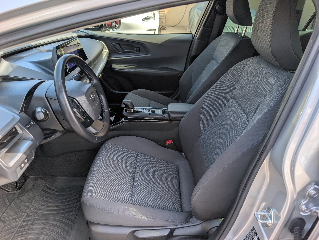 Used 2024 Toyota Prius LE FWD image 2