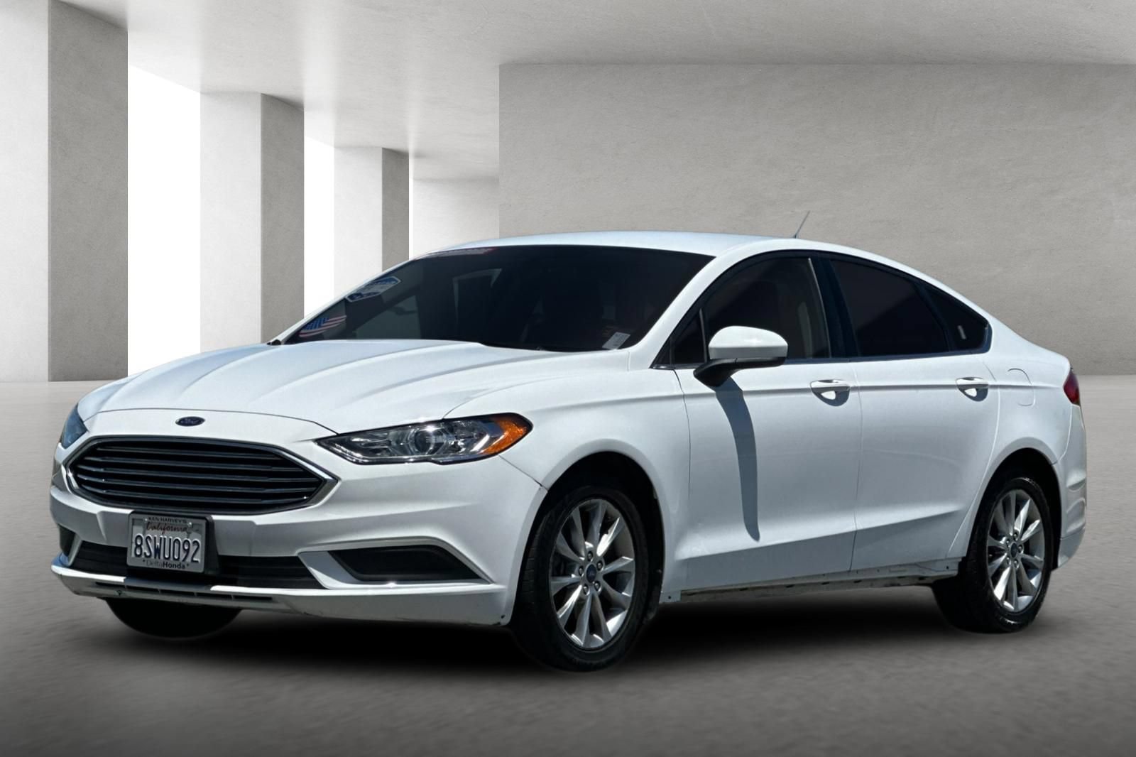 Used 2017 Ford Fusion SE w/ Fusion SE Technology Package FWD image 8