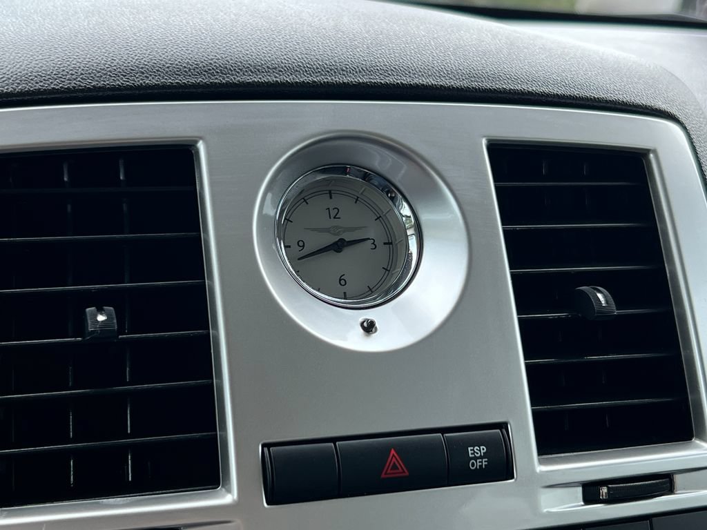 Used 2010 Chrysler 300 Touring RWD image 28