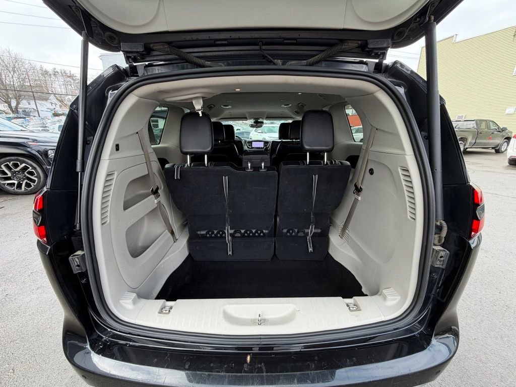 Used 2023 Chrysler Pacifica Touring-L image 12
