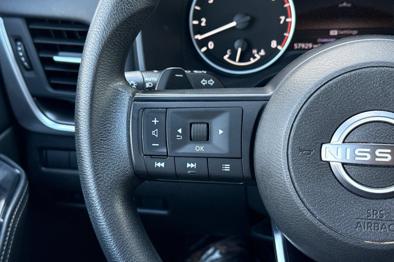 Used 2024 Nissan Rogue SV FWD image 30