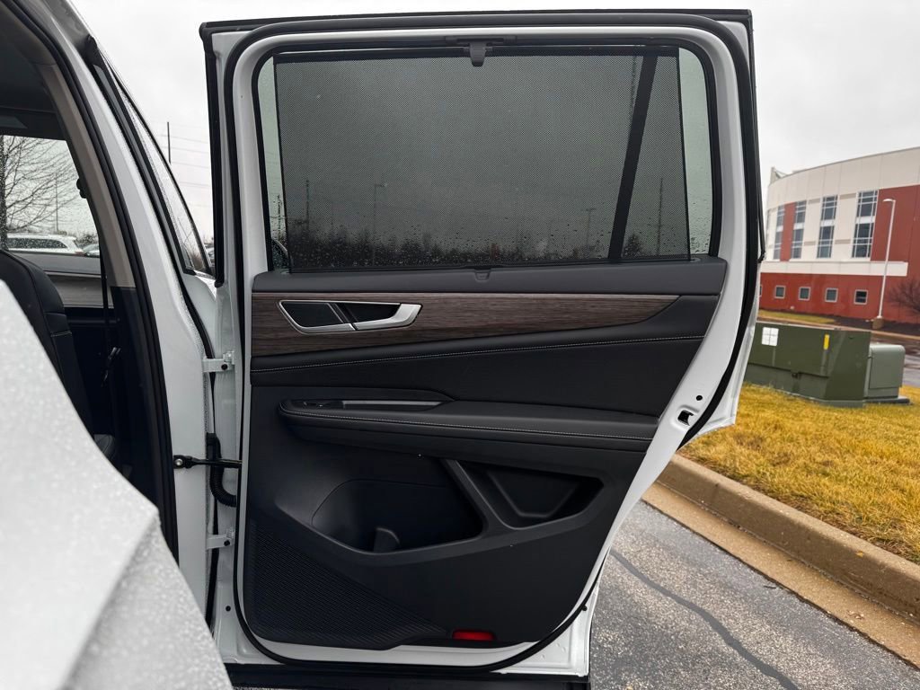 Used 2025 Volkswagen Atlas SEL AWD/4WD image 40