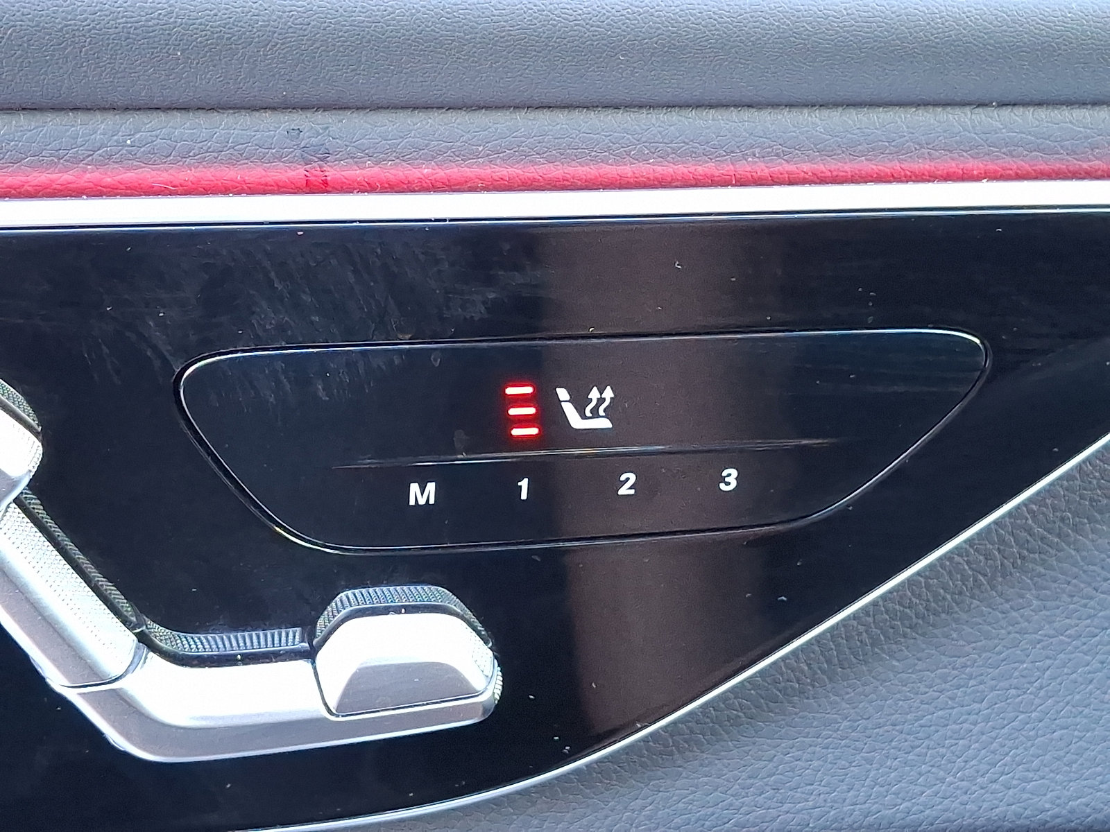 Used 2024 Mercedes-Benz GLC 300 4MATIC image 25