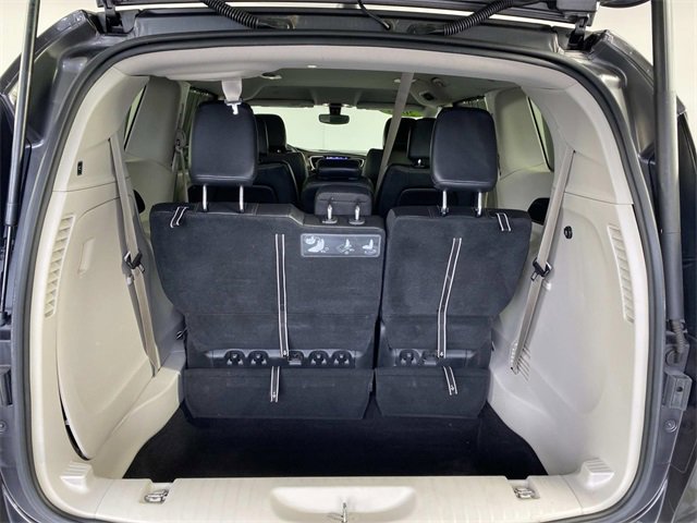Used 2018 Chrysler Pacifica Touring-L image 8