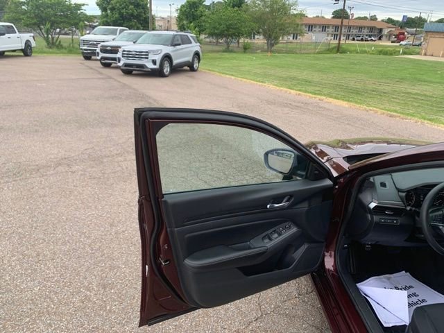 Used 2025 Nissan Altima 2.5 SV FWD image 12
