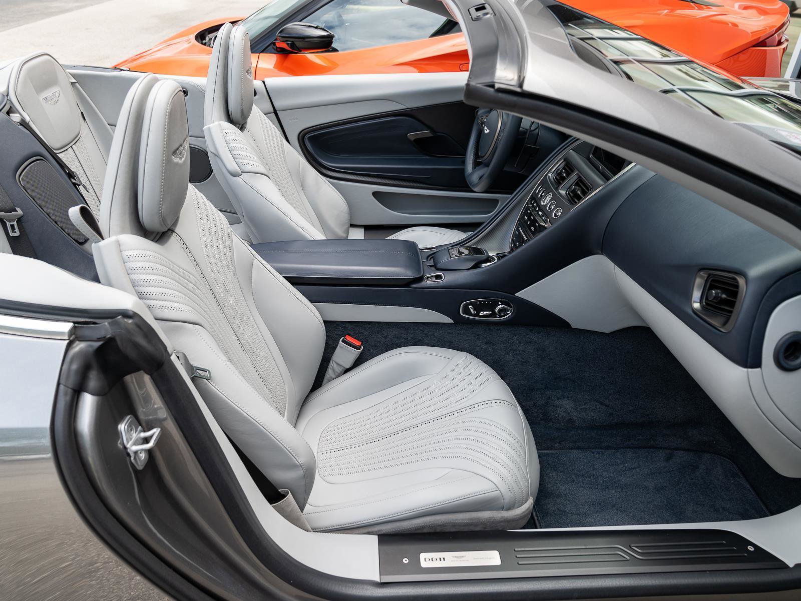Used 2020 Aston Martin DB11 Volante image 30
