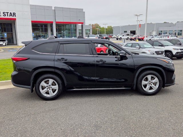 Used 2022 Toyota Highlander LE AWD/4WD image 14