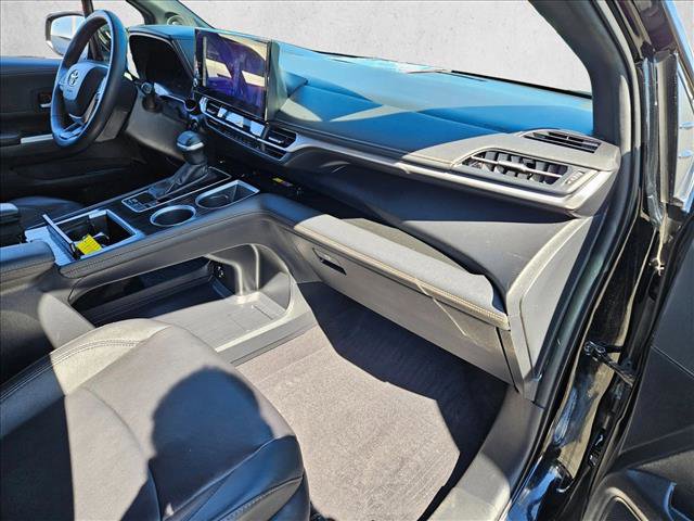 Used 2025 Toyota Sienna XLE Woodland Edition image 20