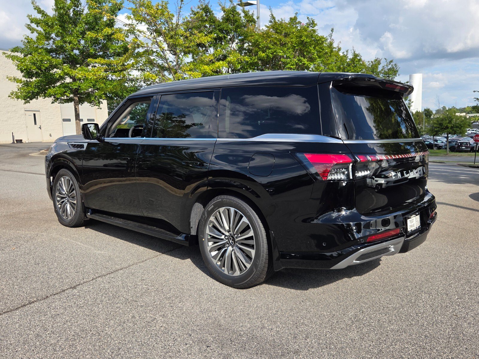 New 2027 INFINITI QX80 Luxe w/ Cargo Package RWD image 8