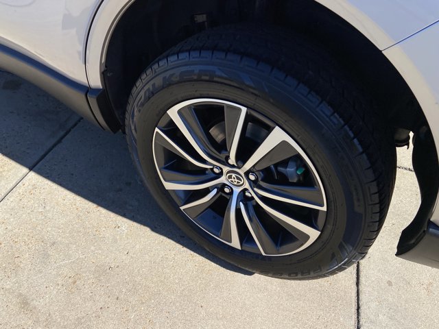 Used 2021 Toyota Venza LE image 30