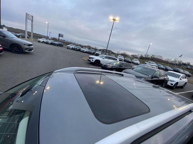 Used 2023 Hyundai Venue SEL image 3