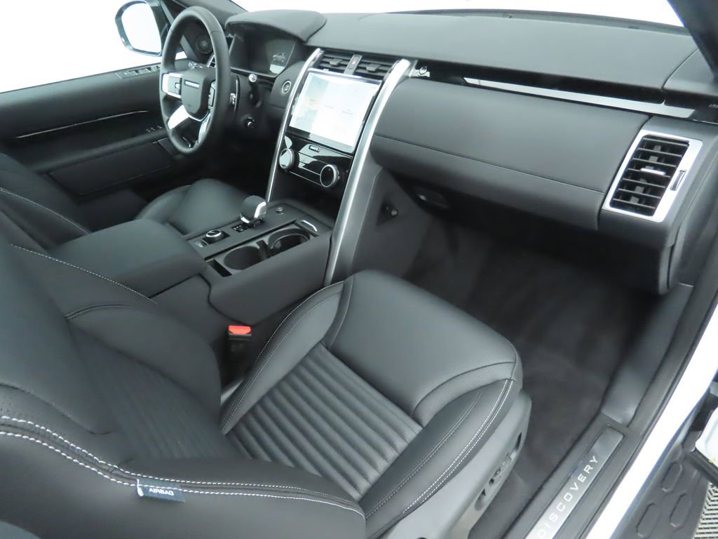 Used 2025 Land Rover Discovery S image 18