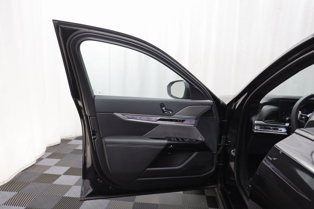 Certified 2025 BMW 740i xDrive w/ Premium Package image 4