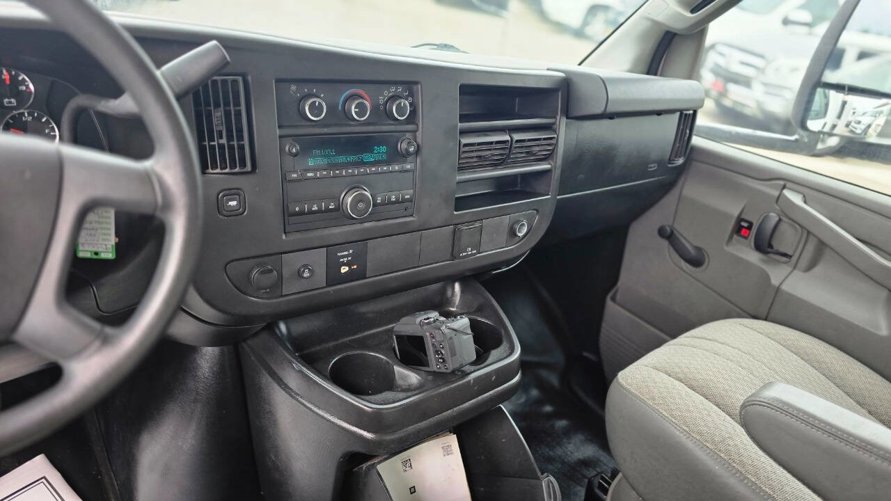 Used 2017 Chevrolet Express 3500 w/ Chrome Appearance Package image 15