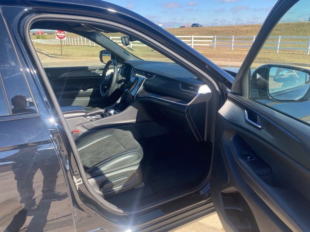 Used 2023 Jeep Grand Cherokee Altitude image 32