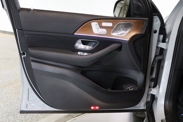 Used 2024 Mercedes-Benz GLS 580 4MATIC image 23