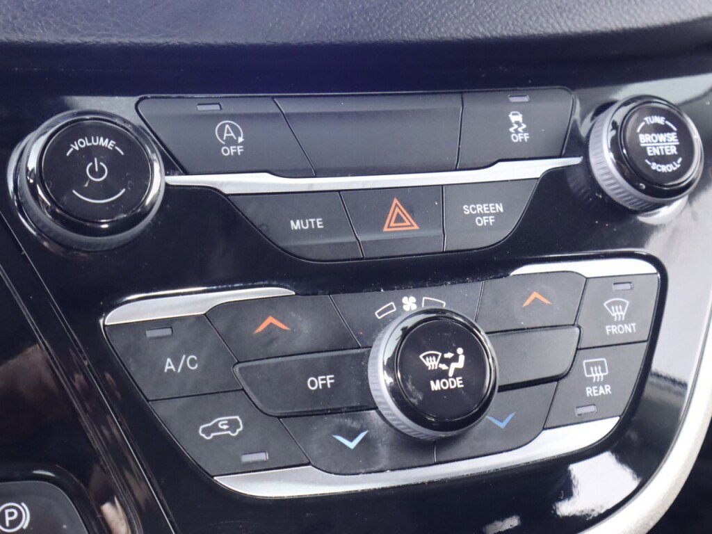 Used 2022 Chrysler Voyager LX image 21