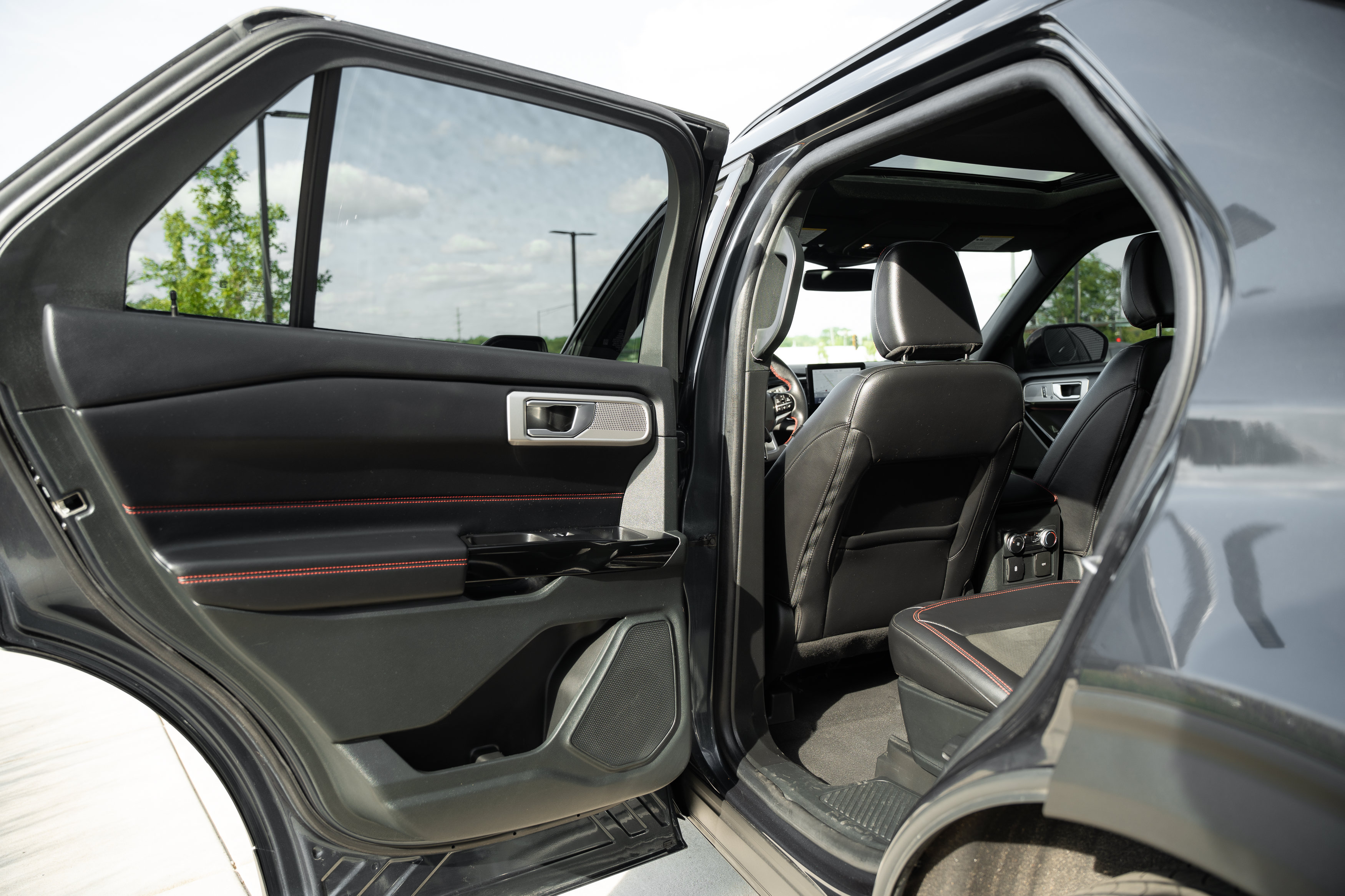 Used 2023 Ford Explorer ST-Line w/ Class IV Trailer Tow Package AWD/4WD image 23