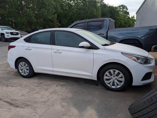 Used 2022 Hyundai Accent SE FWD image 2