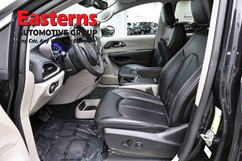 Used 2023 Chrysler Pacifica Touring-L FWD image 14